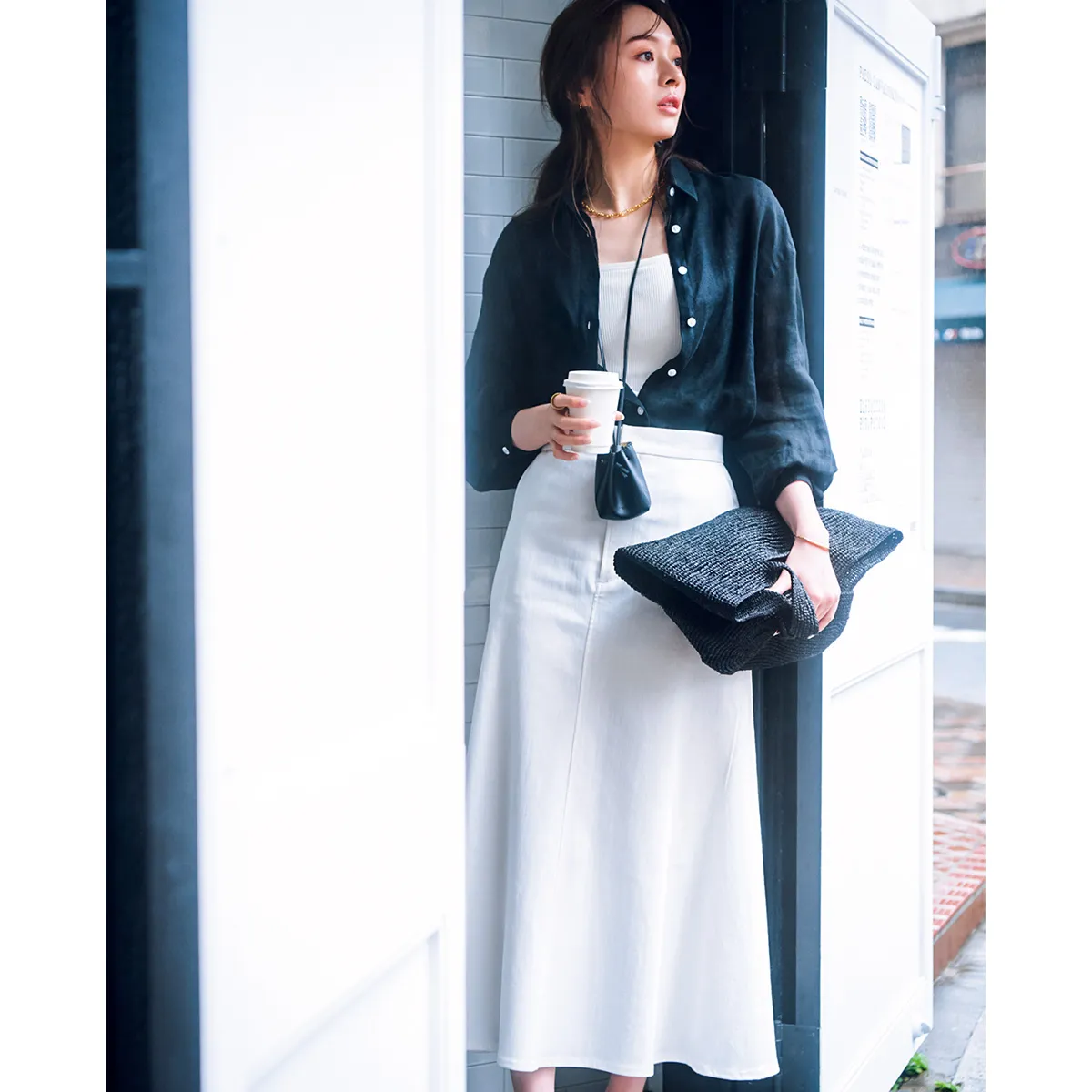 骨格ナチュラルに似合う黒シャツ×白スカートの梅澤美波さん