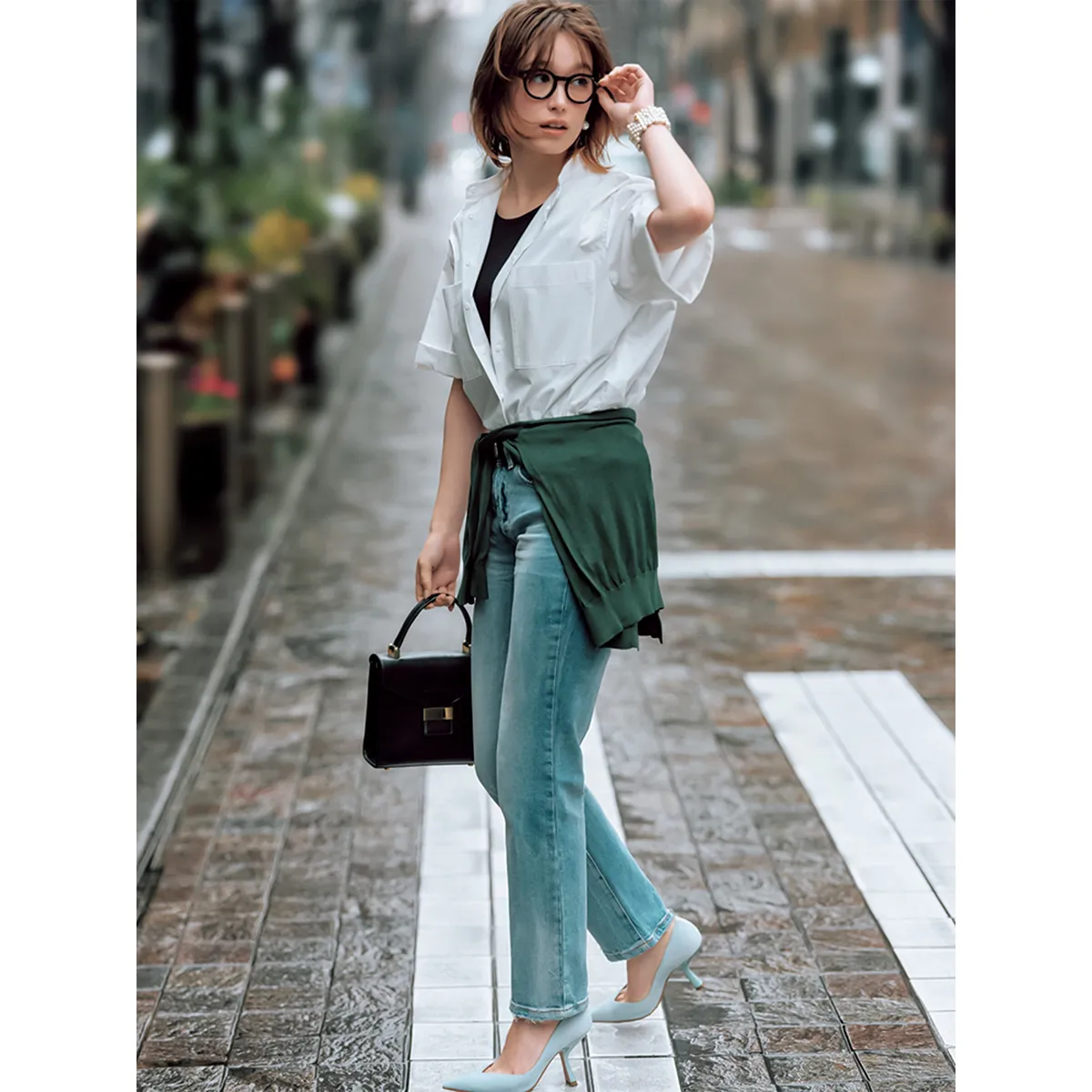 骨格ナチュラルに似合う半袖シャツ×デニムのトラウデン直美さん