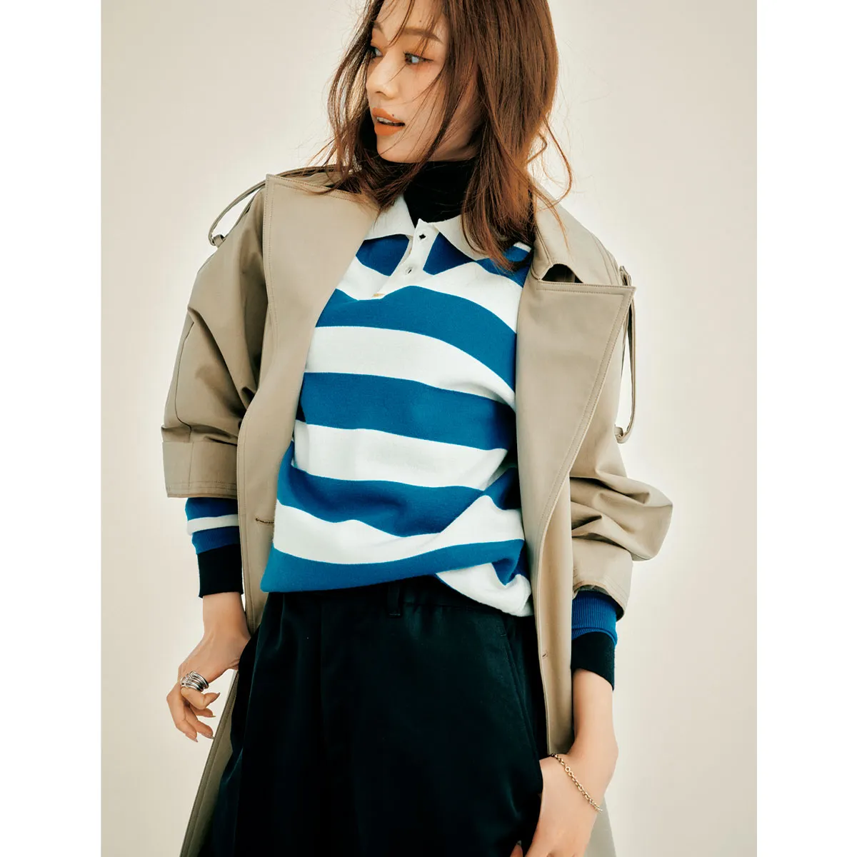 骨格ナチュラルに似合う太目ボーダーのラガーニット×トレンチの梅澤美波さん