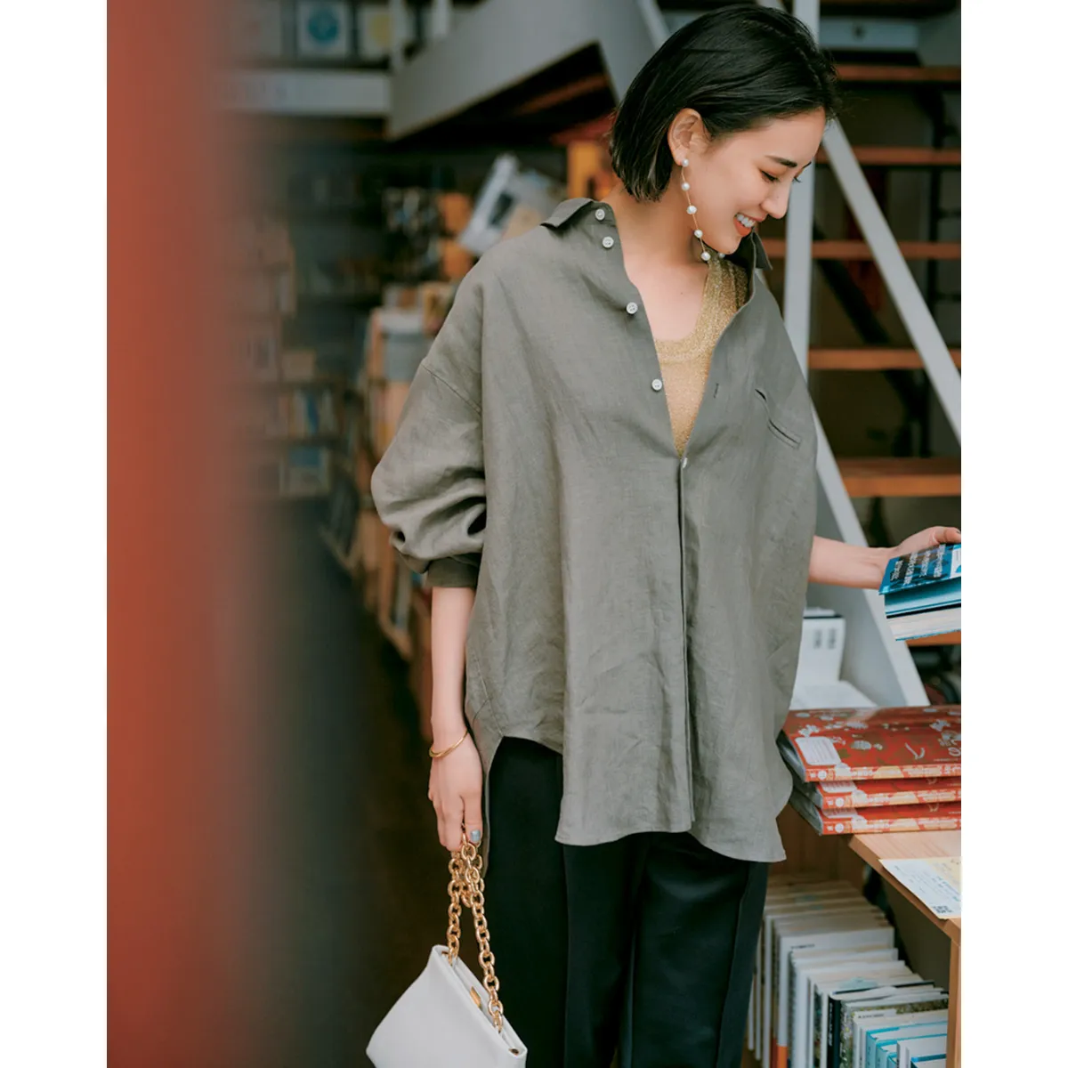 骨格ナチュラルに似合うリネンシャツ×黒パンツの藤井夏恋さん