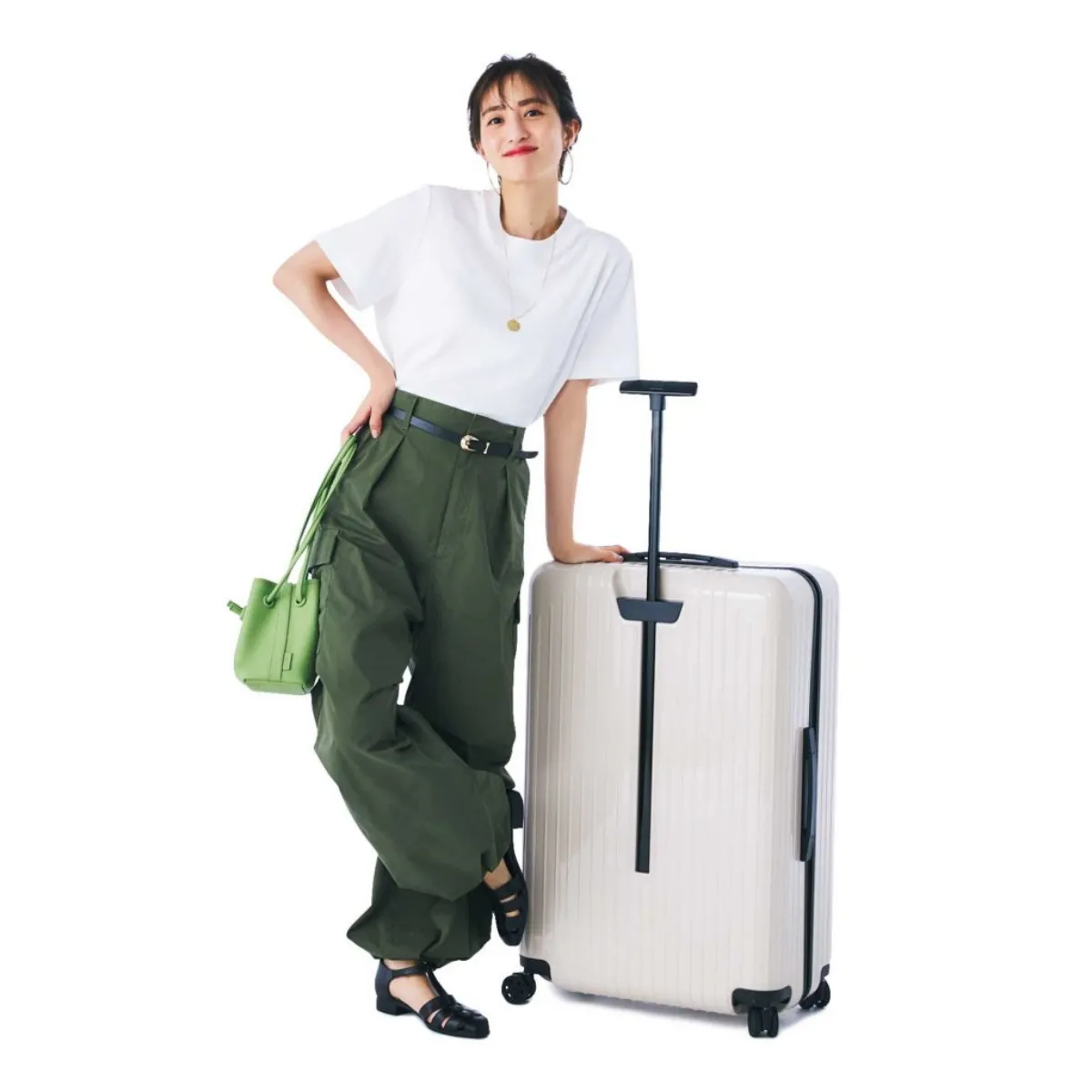 骨格ナチュラルに似合うカーゴパンツ×白Tの堀田茜さん