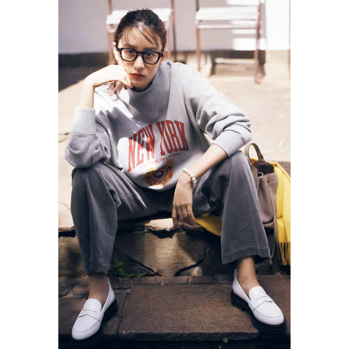 骨格ナチュラルに似合うロゴスウェット×コーデュロイパンツの山本美月さん