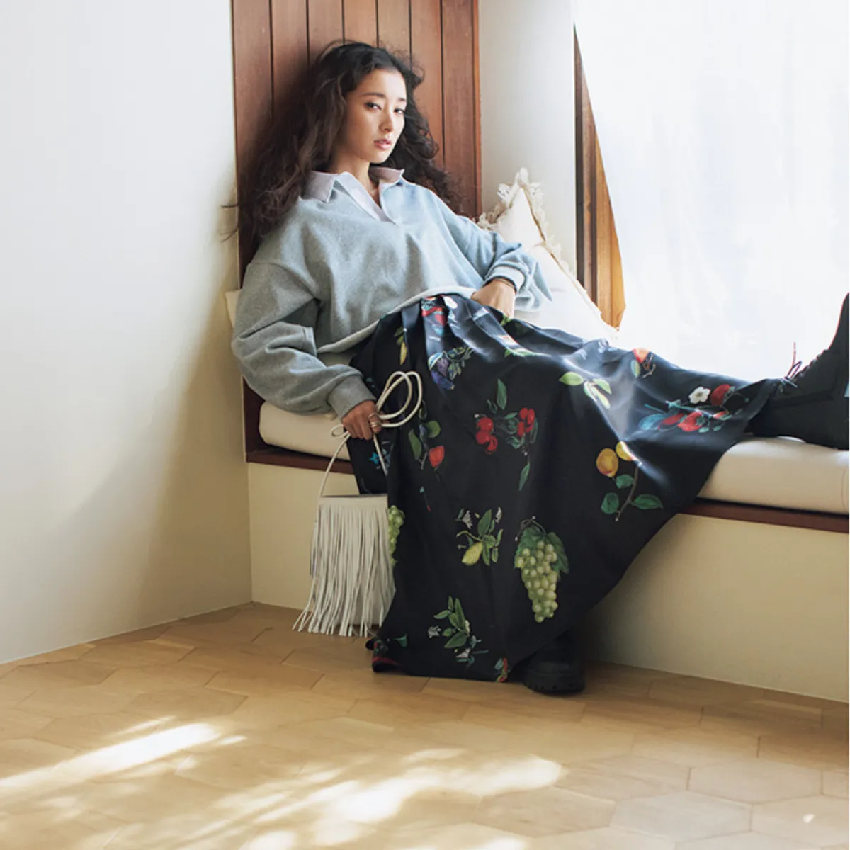 骨格ナチュラルに似合う大柄スカート×ラガーシャツの宮本茉由さん