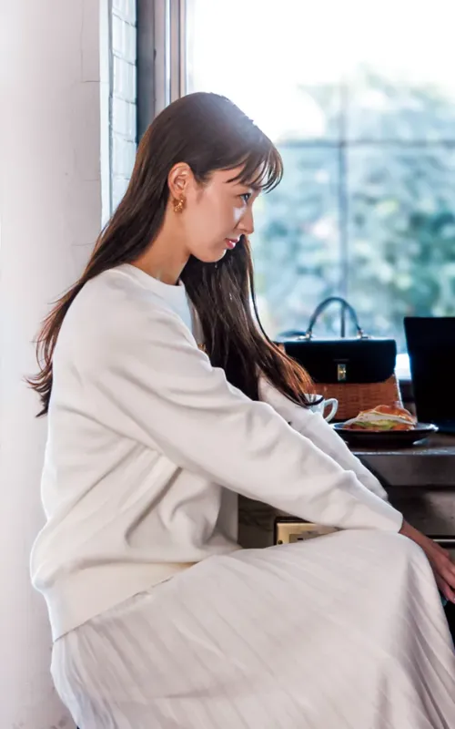 プリーツスカート コーデ・白のプリーツスカート×白のコットンニット・オール白コーデ