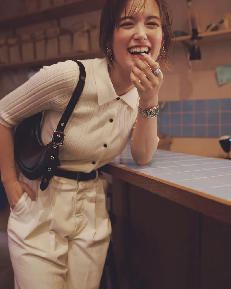夏のオフィスカジュアルコーデでおすすめの白のリブニット×白デニムのトラウデン直美さん