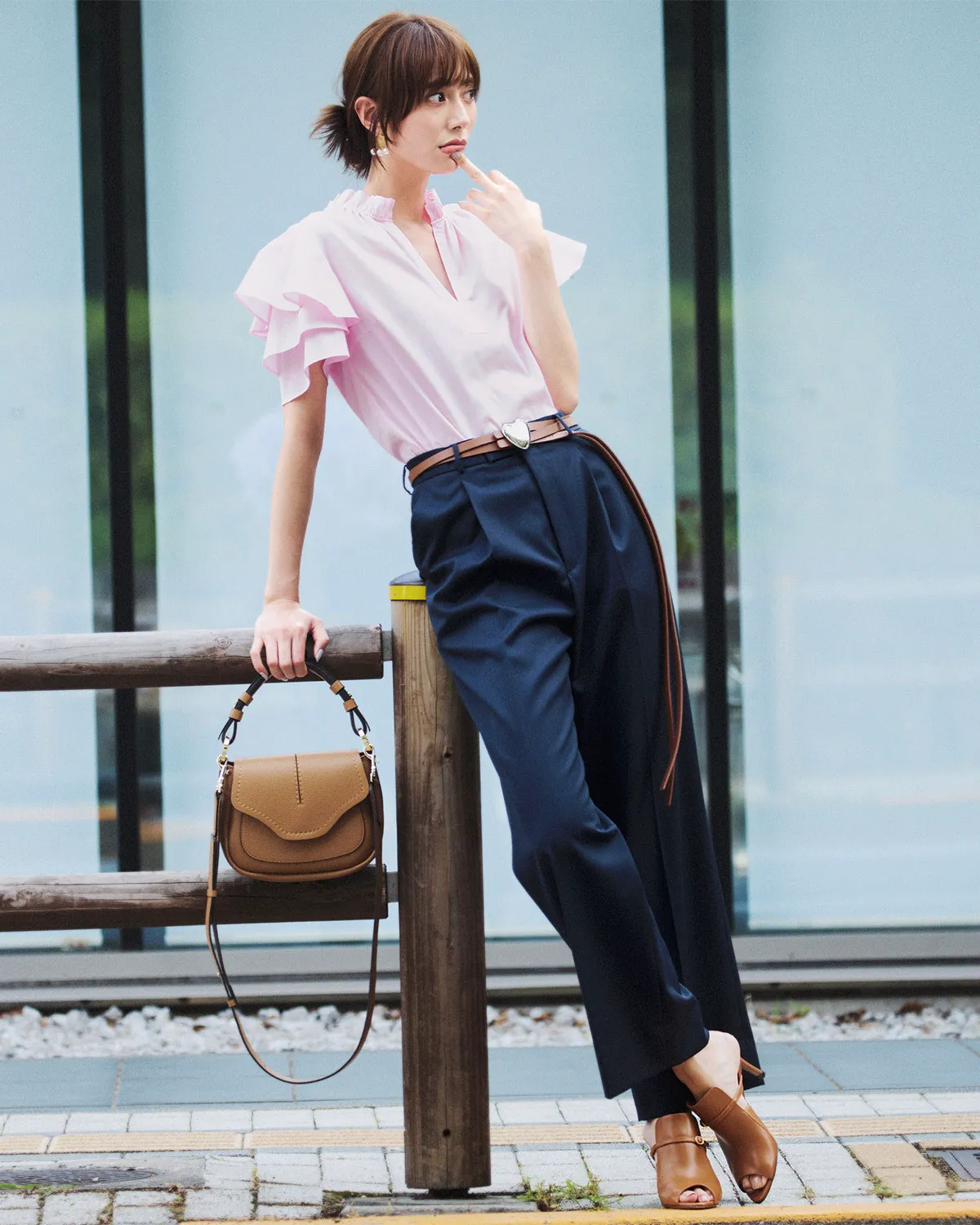 夏のオフィスカジュアルコーデでおすすめのピンクのフリルシャツ×ネイビーパンツの土屋巴瑞季さん