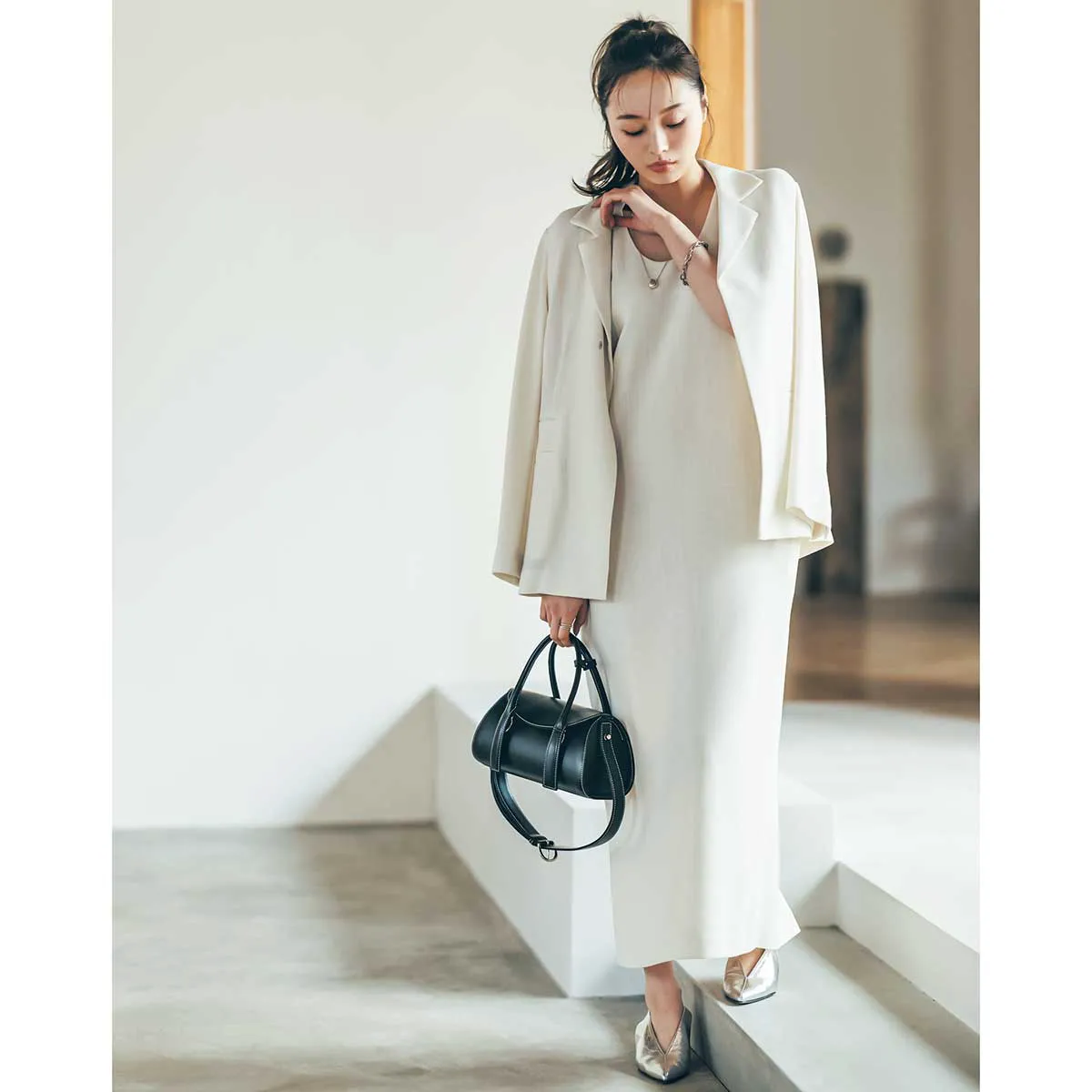 夏のオフィスカジュアルコーデでおすすめの白ワンピース×白ジャケットの梅澤美波さん