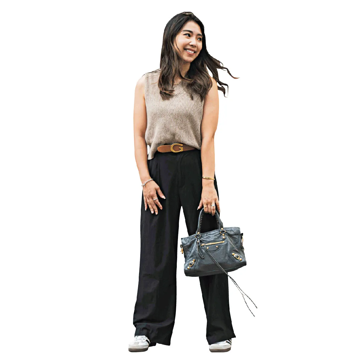 ノースリーブニット×ワイドパンツ×ロゴバックルベルトの西村 舞さん
