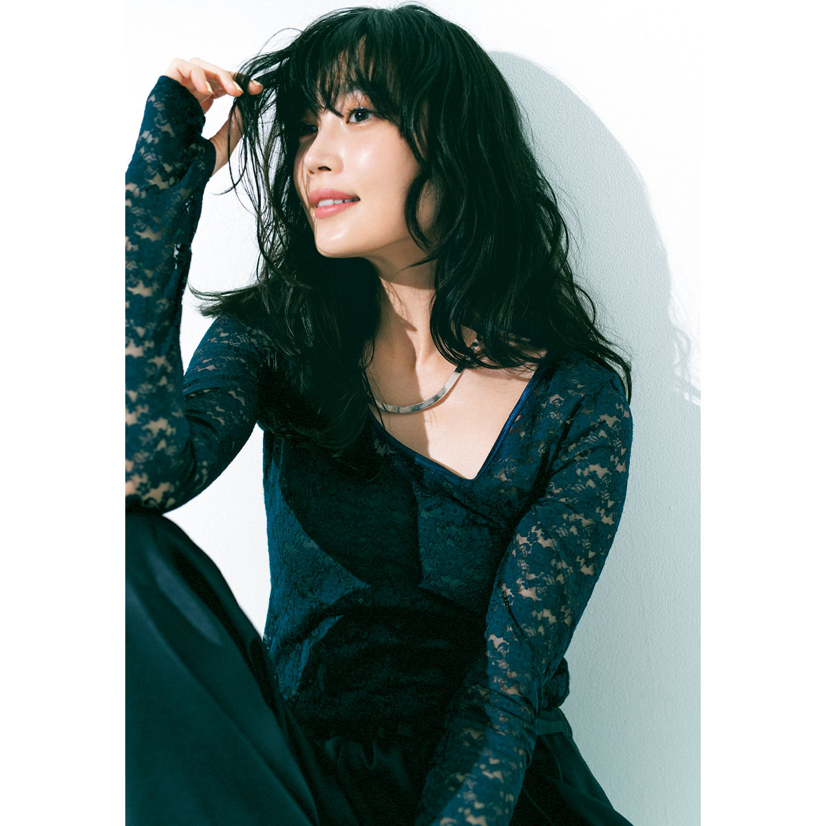 レース素材トップスと艶パンツのお呼ばれコーデ