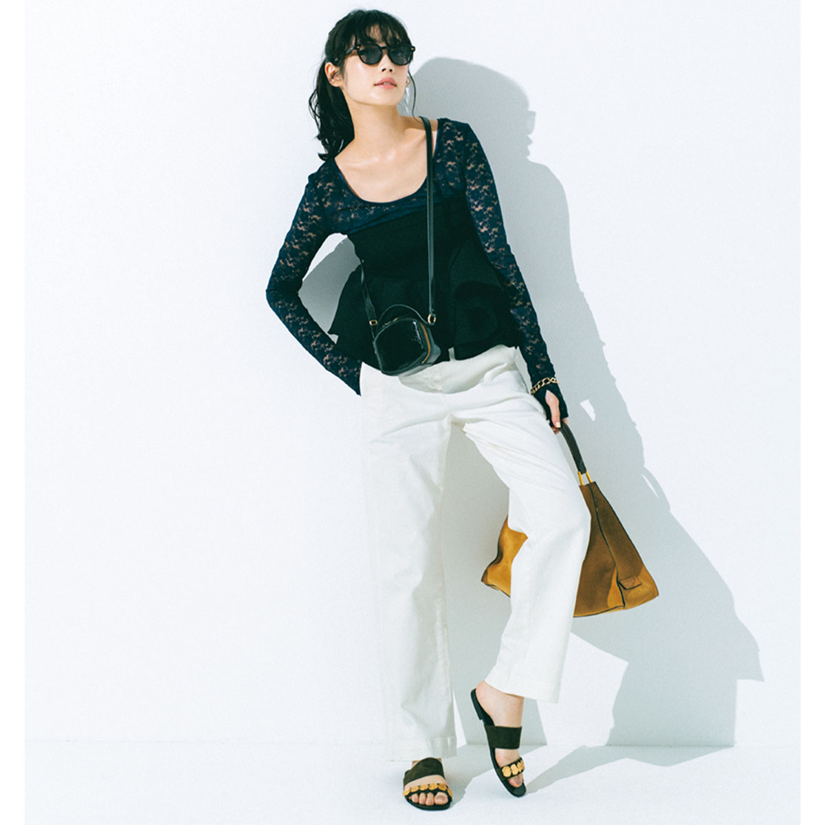 レース素材トップスと白パンツのコーデ