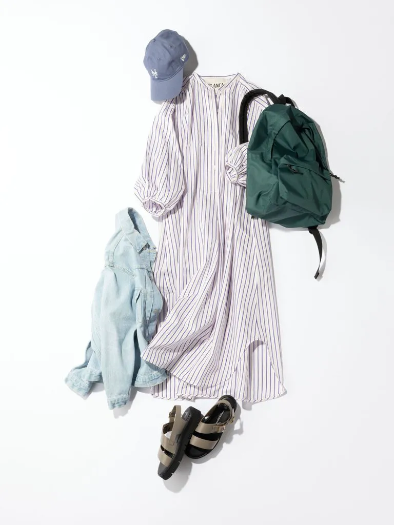 ストライプのシャツワンピース、リュック、キャップ、サンダルを合わせたコーデ