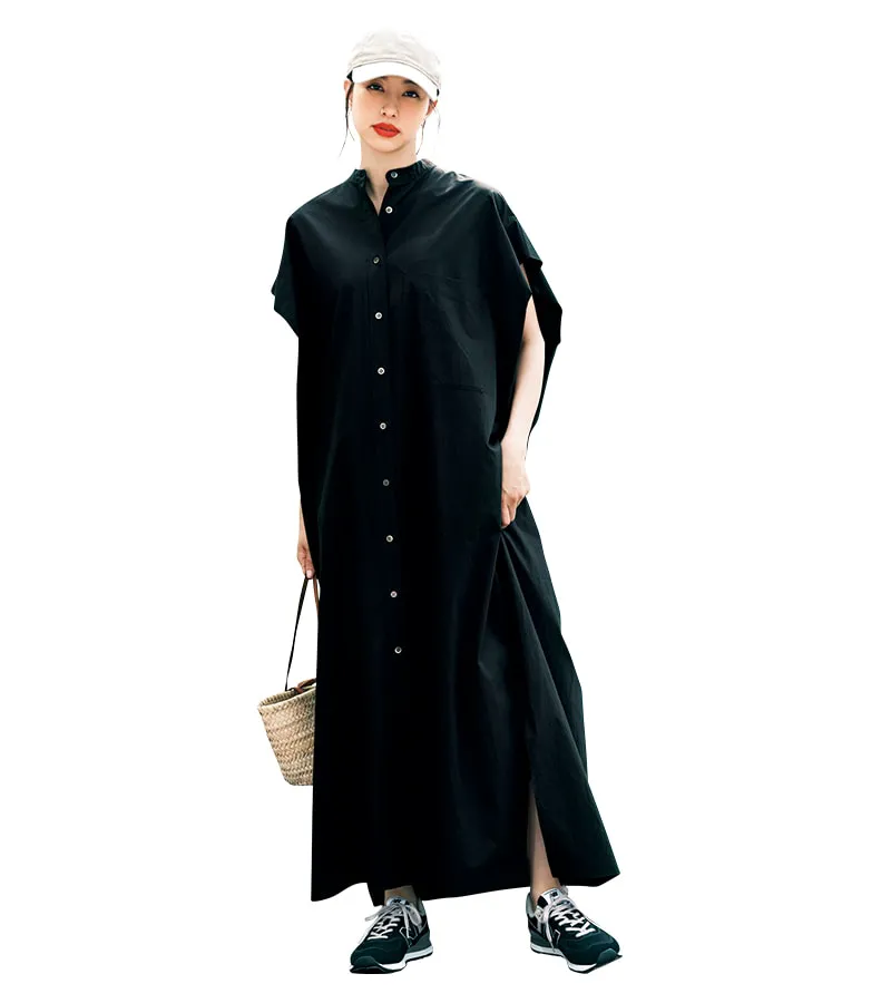 黒のシャツワンピース、キャップ、スニーカーを合わせた女性