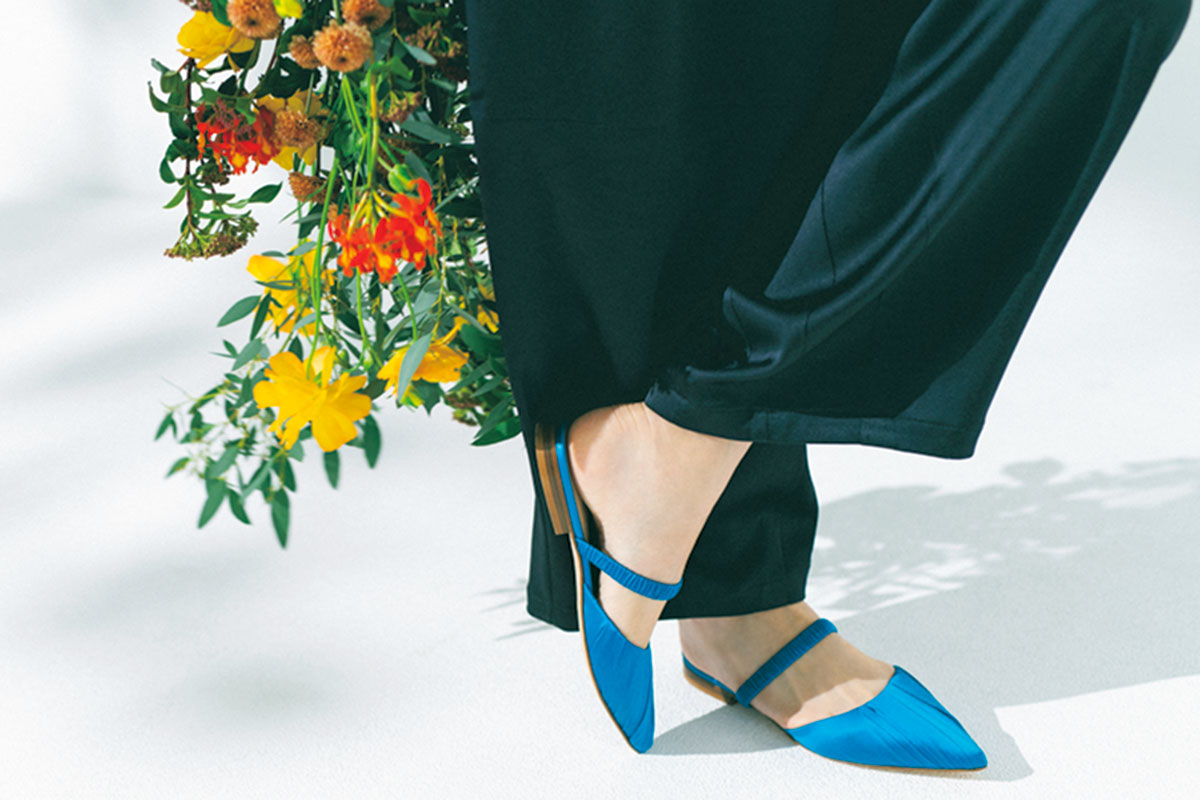 ブルーのフラットシューズ