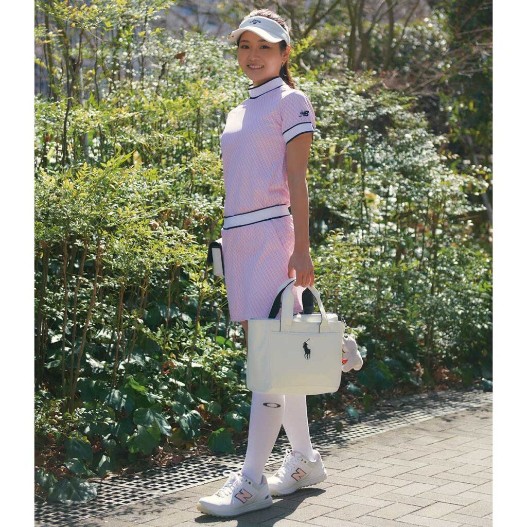 ピンクのセットアップのゴルフコーデ