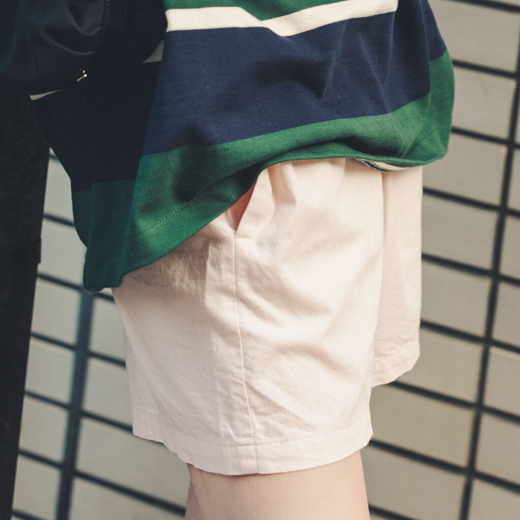 ラガーシャツとミニボトムスのコーデ