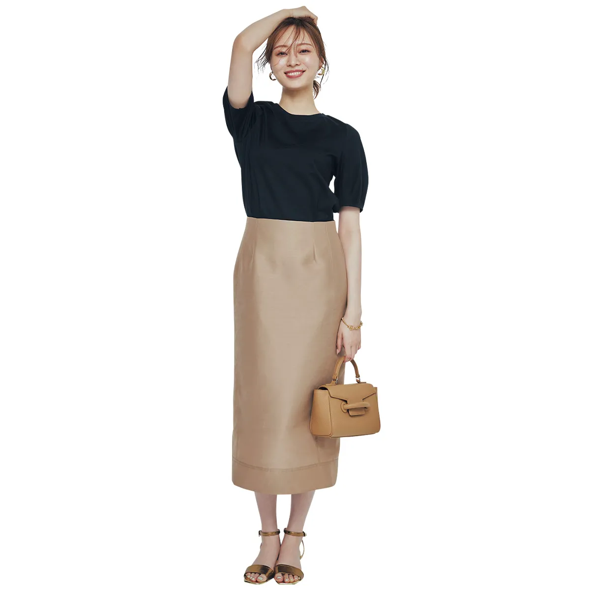 夏のオフィスカジュアルコーデでおすすめの黒Tシャツ×ブロンズカラースカートの梅澤美波さん