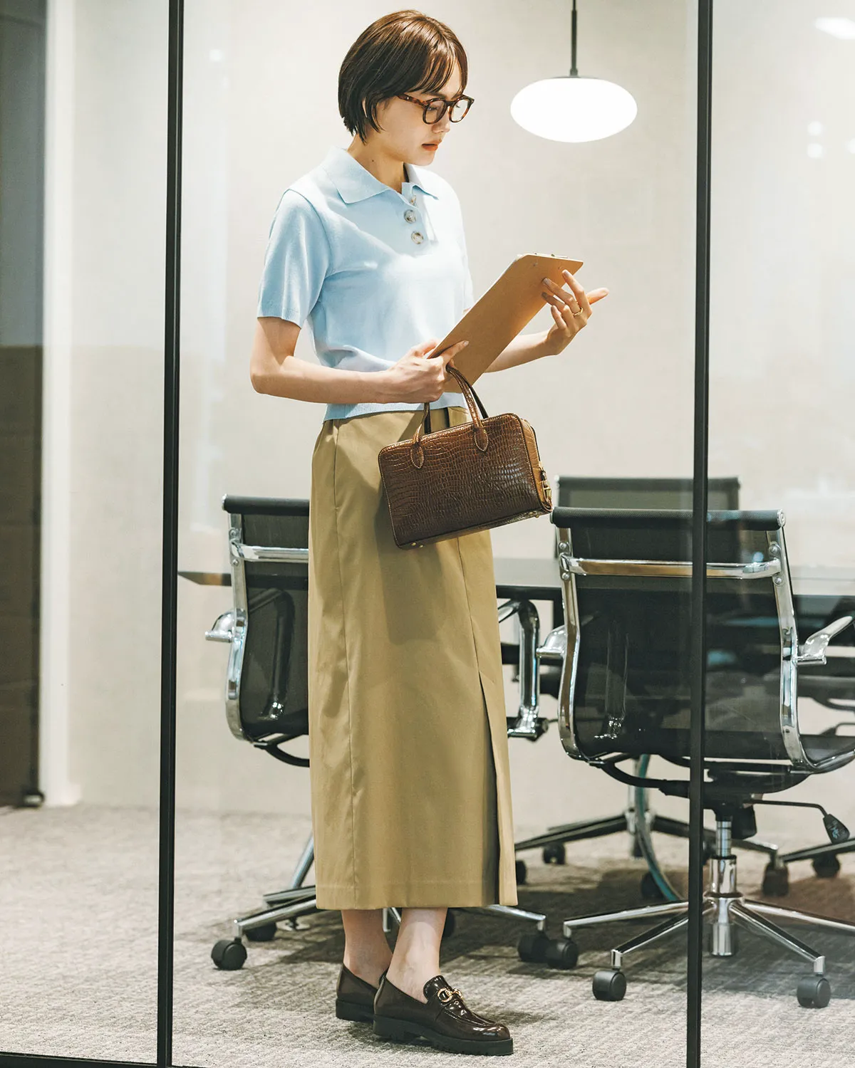 夏のオフィスカジュアルコーデでおすすめのブルーのポロニット×ベージュのチノスカートの松井愛莉さん