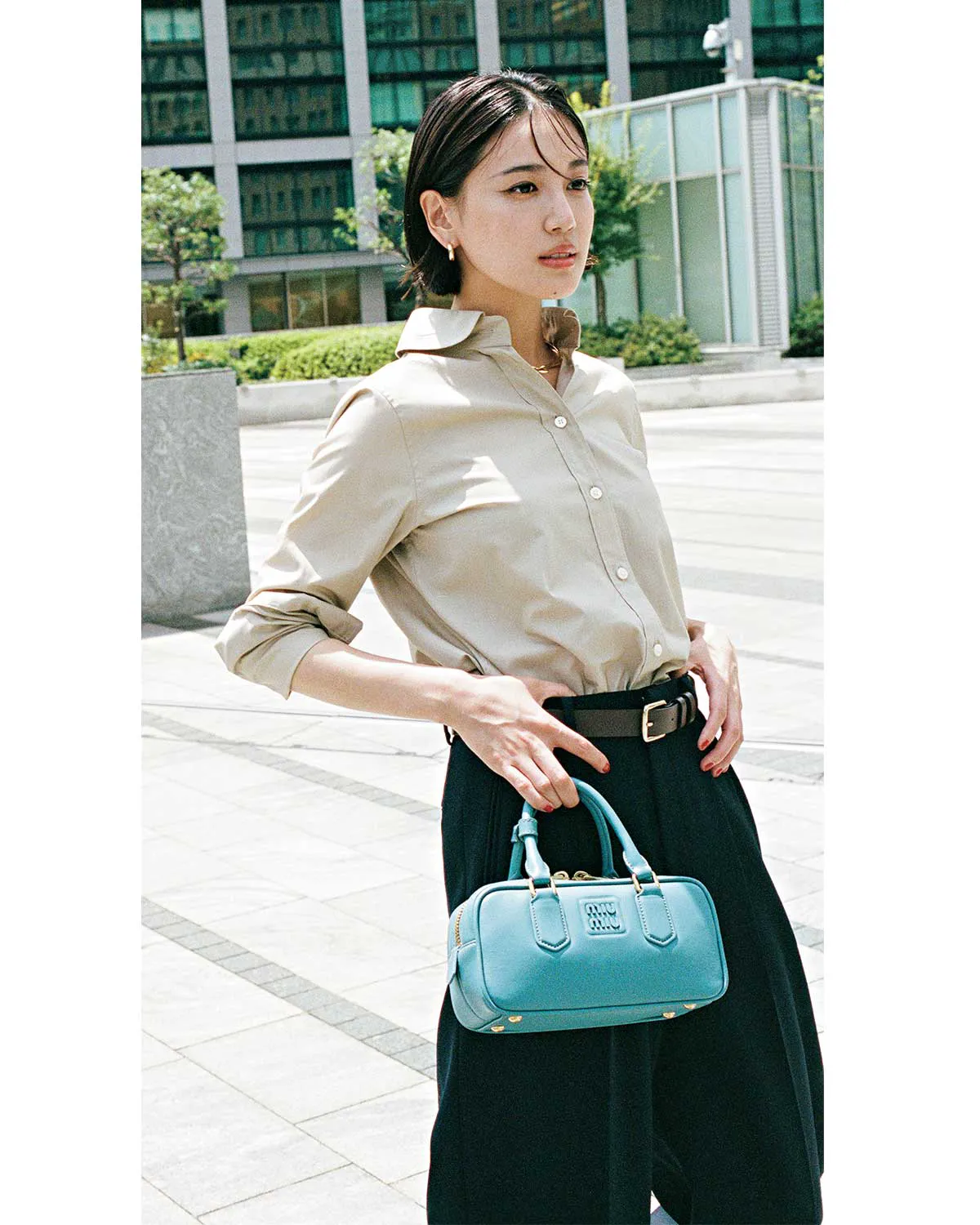 夏のオフィスカジュアルコーデでおすすめのベージュシャツ×黒パンツ×ライトブルーのバッグの藤井夏恋さん