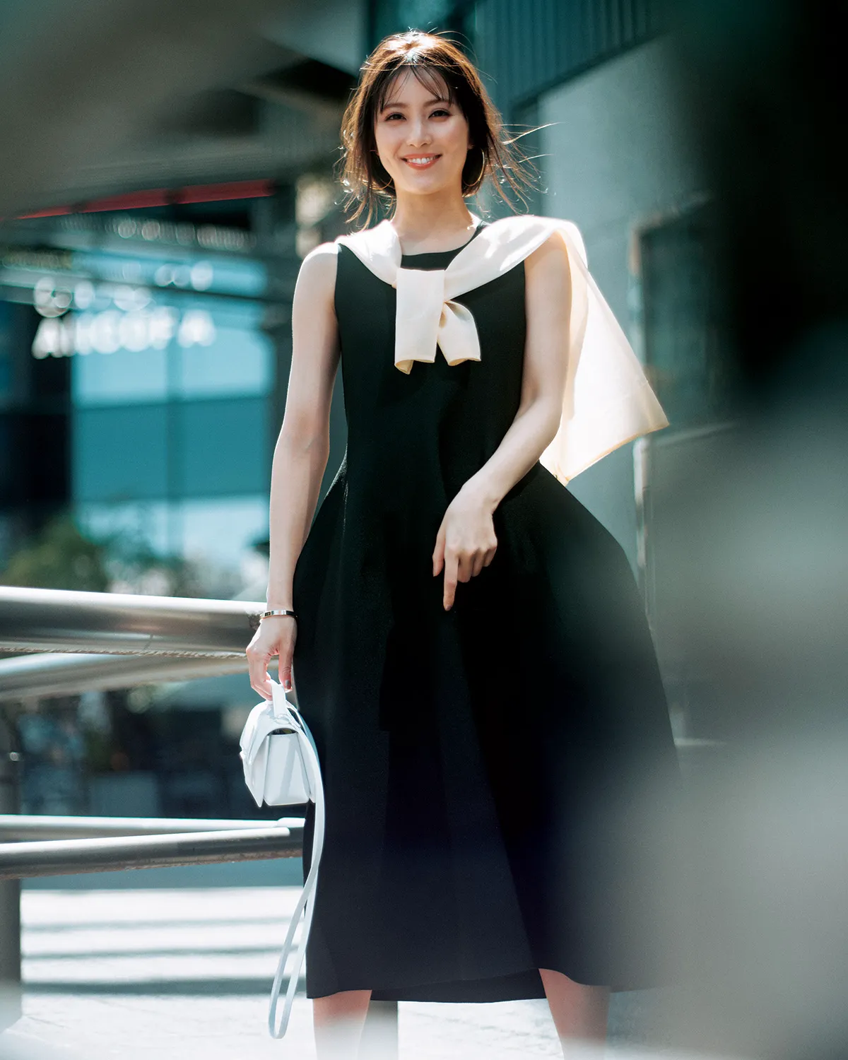 夏のオフィスカジュアルコーデでおすすめの白カーディガンを×黒のノースリーブワンピースの石川 恋さん