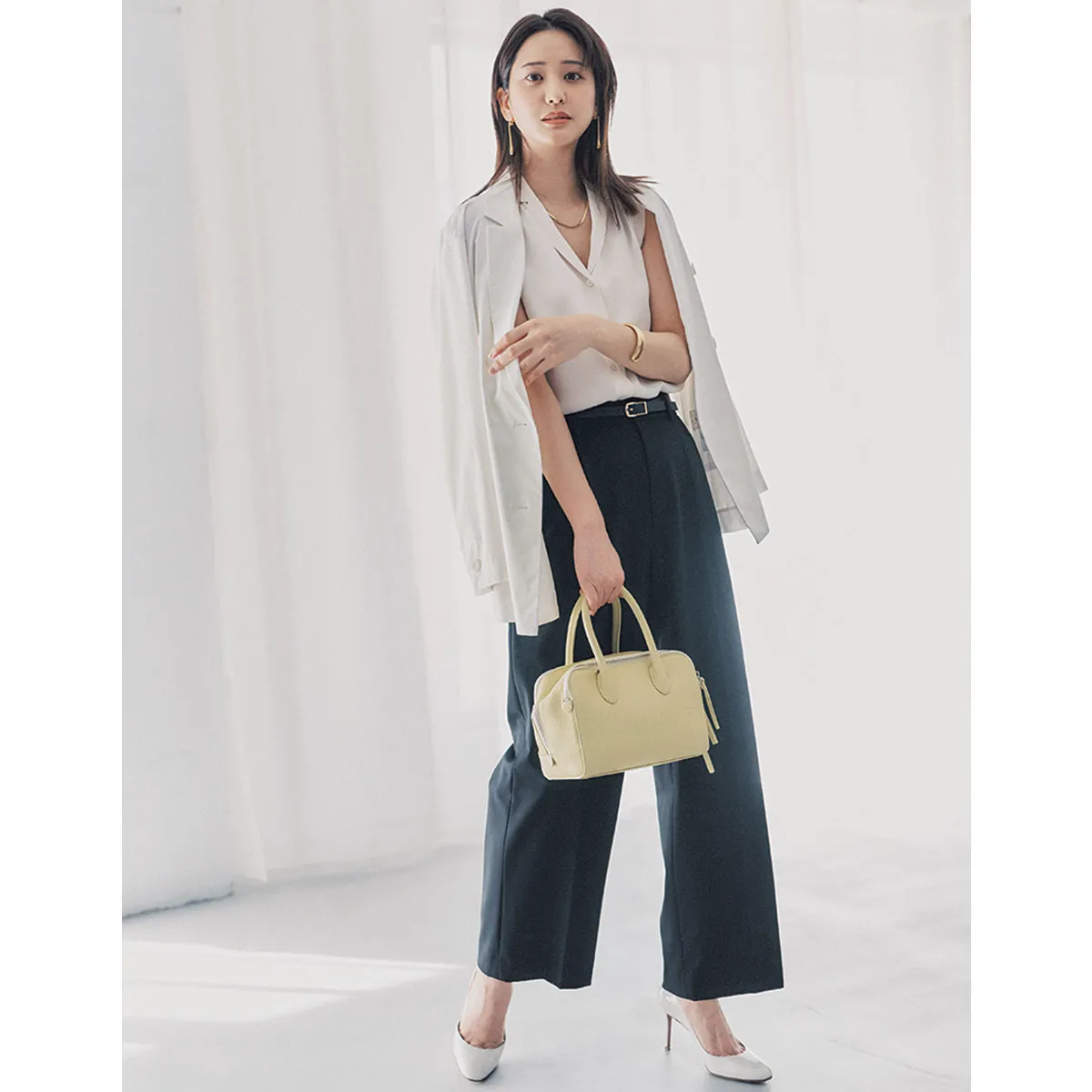 夏のオフィスカジュアルコーデでおすすめのジャケット×ノースリーブシャツ×ワイドパンツの山崎紘菜さん