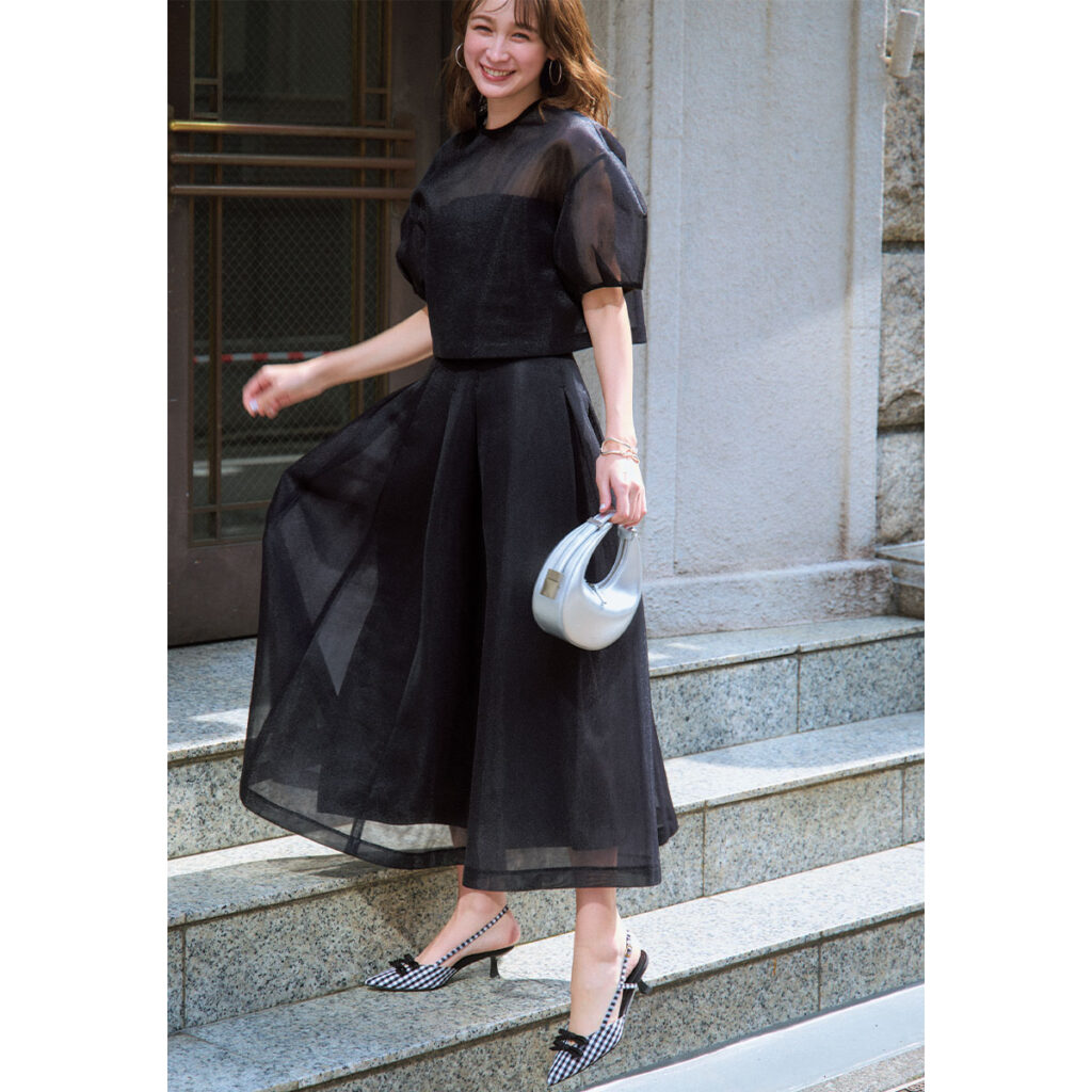 シアー素材の黒のセットアップお呼ばれコーデ