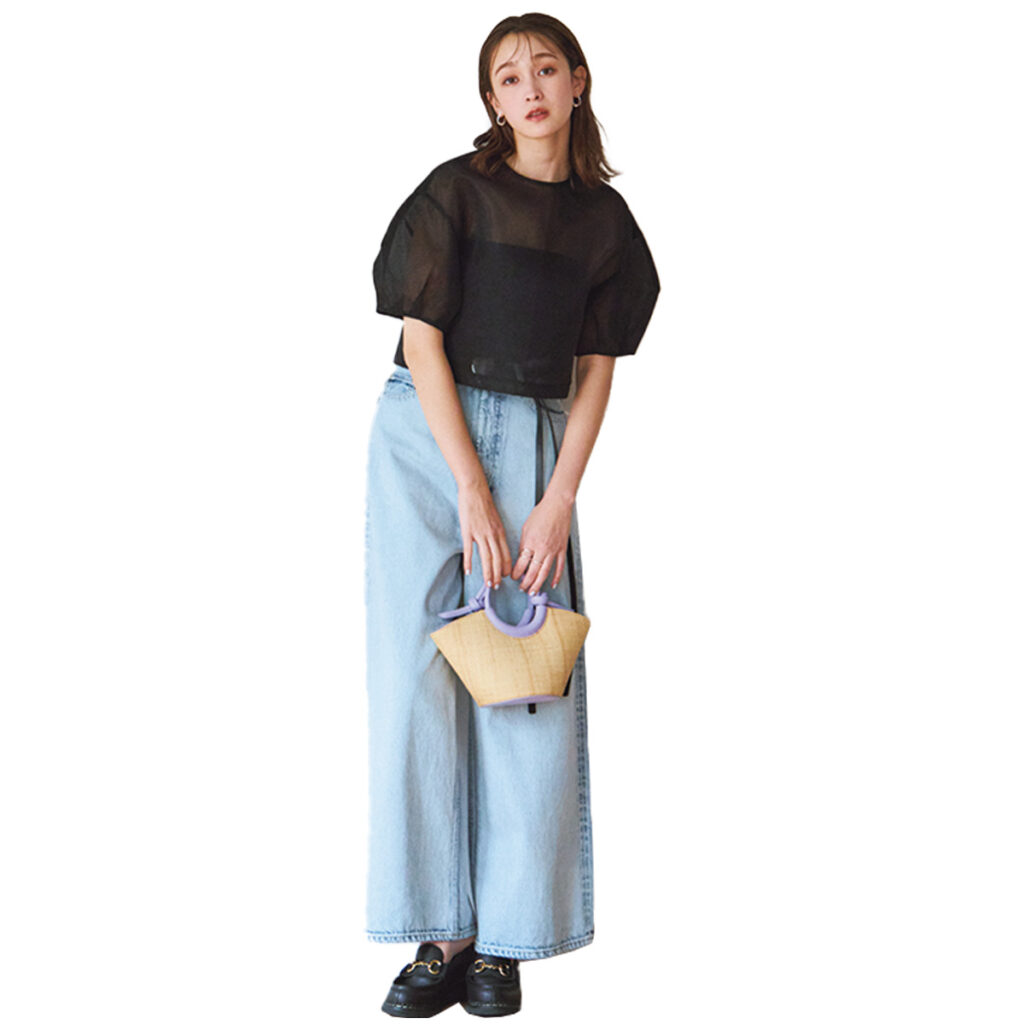 メッシュ素材のボリュームトップスとデニムのコーデ