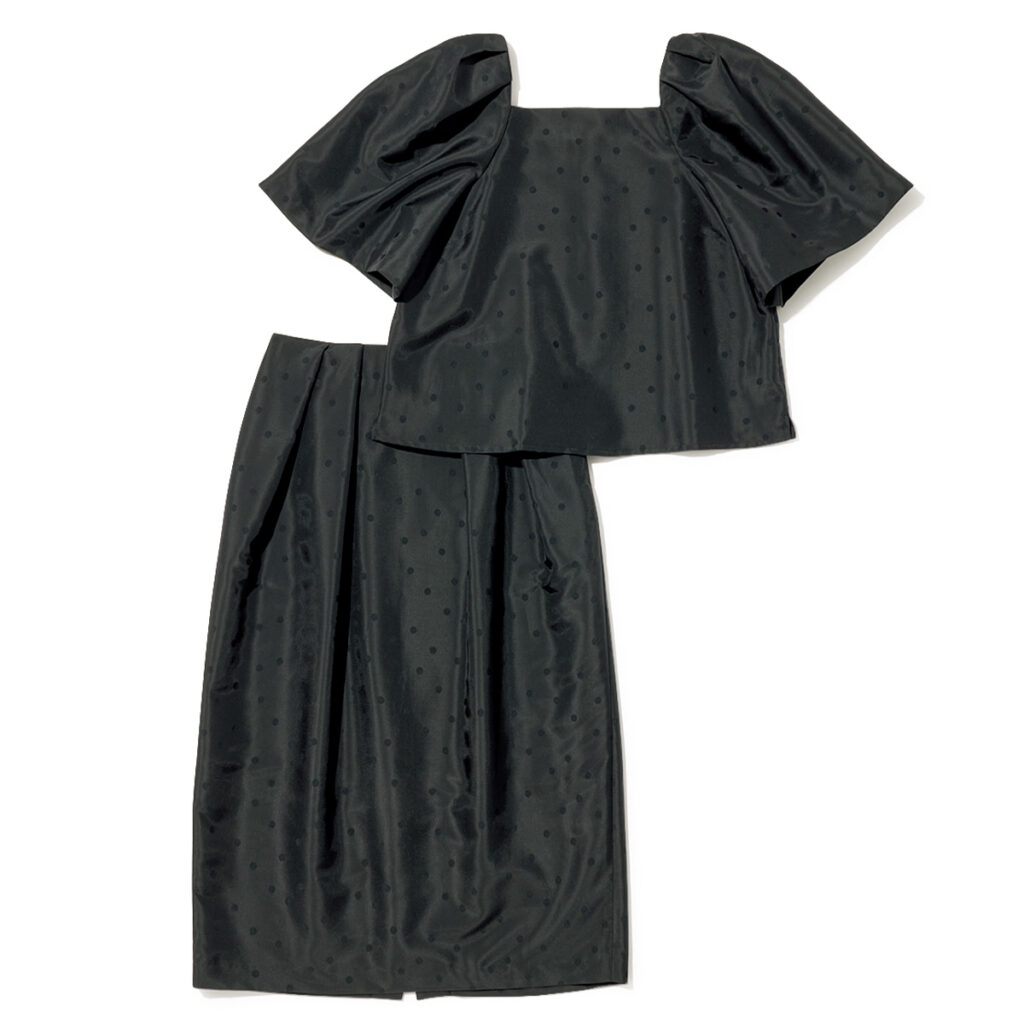 コクーンシルエットとドット柄の黒セットアップ,お呼ばれ服