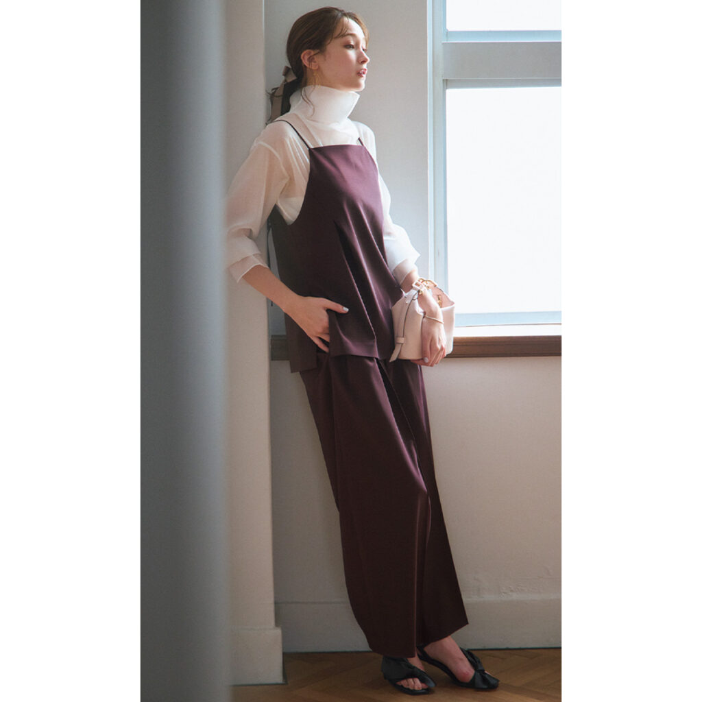 赤みブラウンのキャミとパンツのセットアップコーデ,お呼ばれコーデ