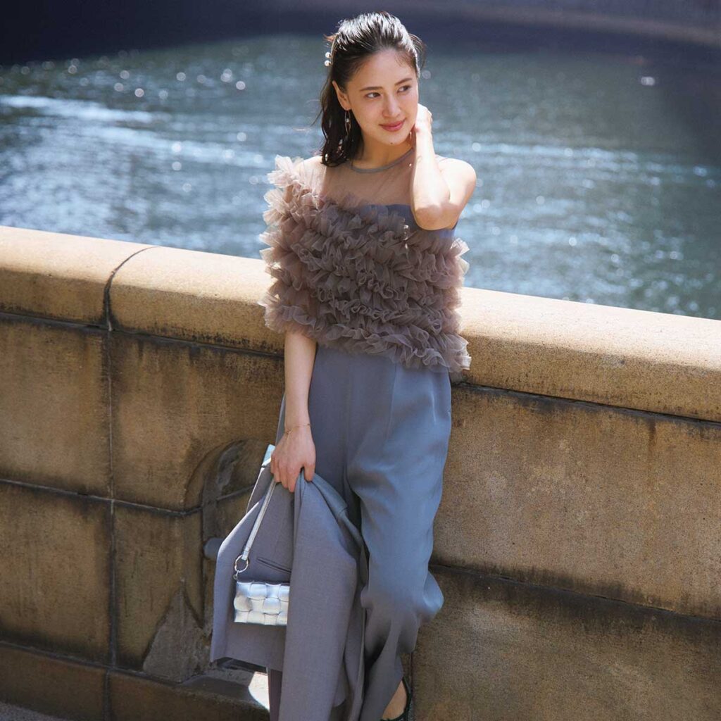 チュール素材のスヌードのパンツお呼ばれコーデ