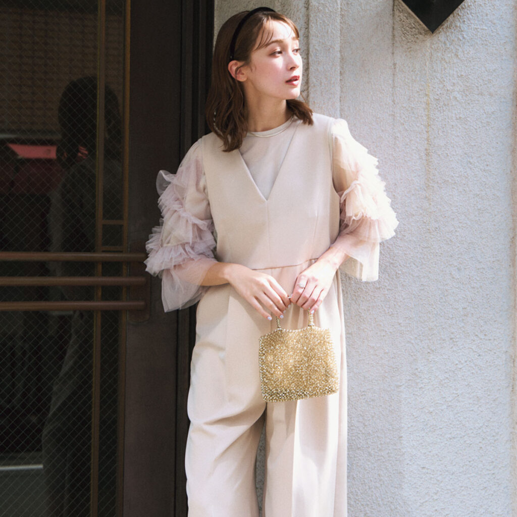 ブラウスとVネックオールインワンのお呼ばれコーデ