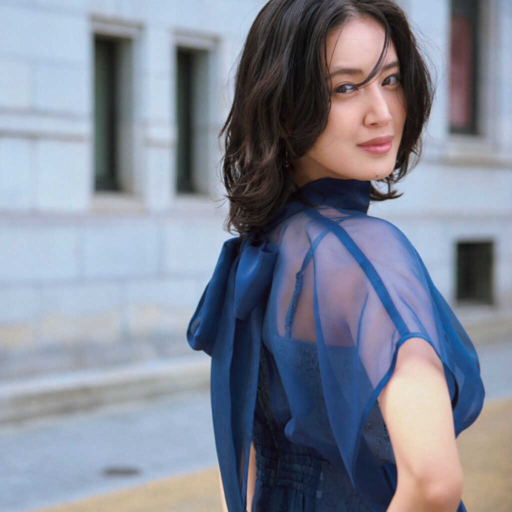 シアーなネイビーブルーワンピのお呼ばれコーデ