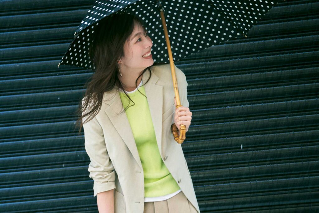 キレイ色トップスとジャケットのコーデ,雨の日コーデ