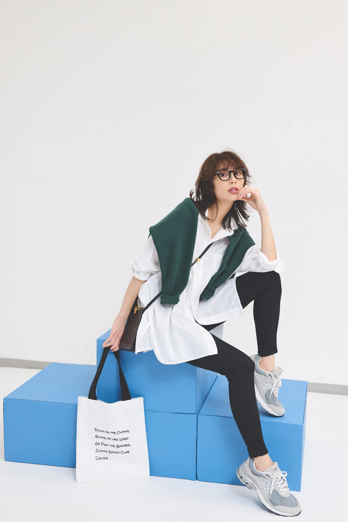 オーバーサイズの白シャツに黒スキニーデニムを合わせたデニムコーデ