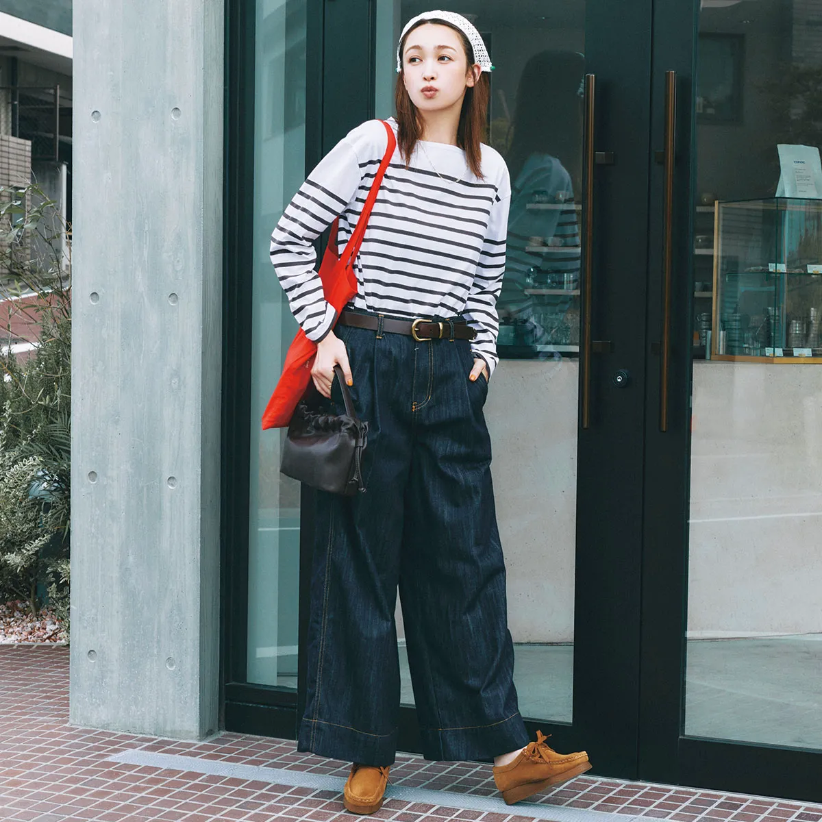 ボーダートップスにインディゴデニムパンツを合わせたデニムコーデ