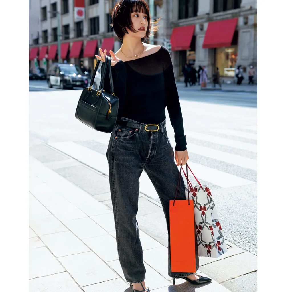 黒トップスにブラックデニムパンツを合わせたデニムコーデ