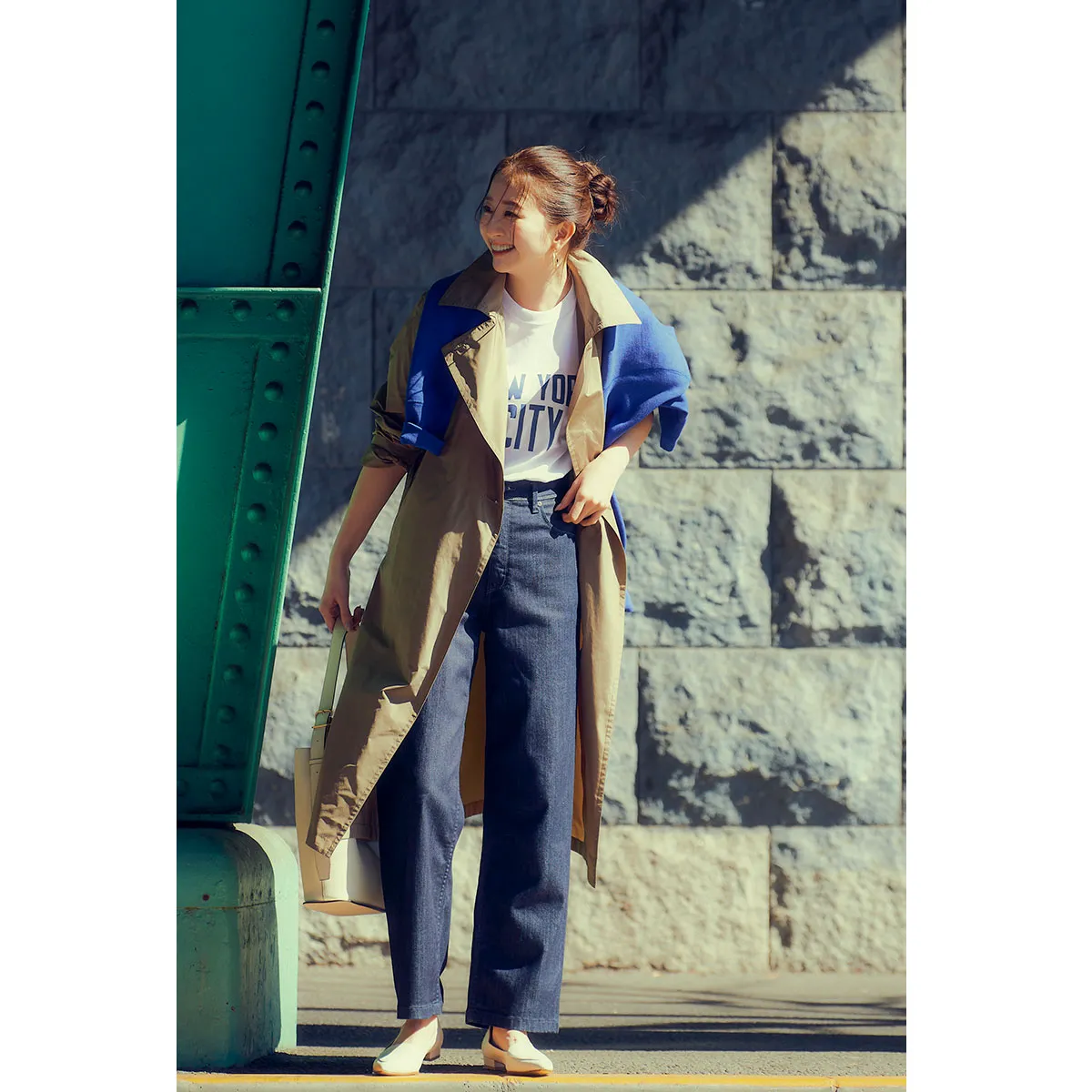 トレンチコート、プリントTシャツ、インディゴデニムパンツを合わせた春のデニムコーデ