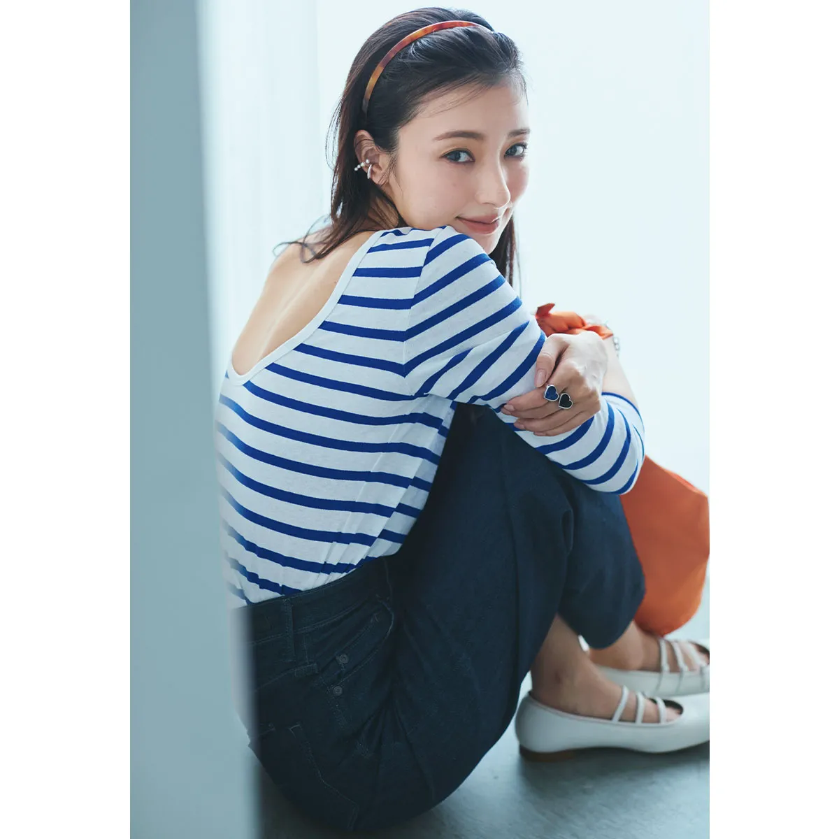 ボーダートップスとインディゴデニムパンツを合わせた春のデニムコーデ