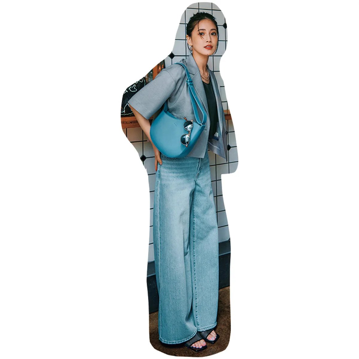 サテンの半袖ジャケットにライトブルーのデニムパンツを合わせた夏のデニムコーデ