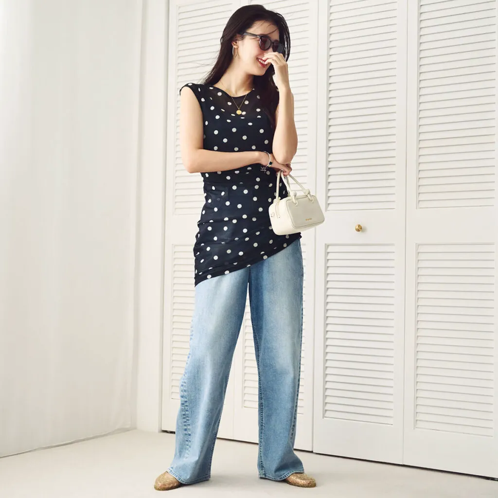 ドット柄のノースリーブトップスにライトブルーのデニムパンツを合わせた夏のデニムコーデ