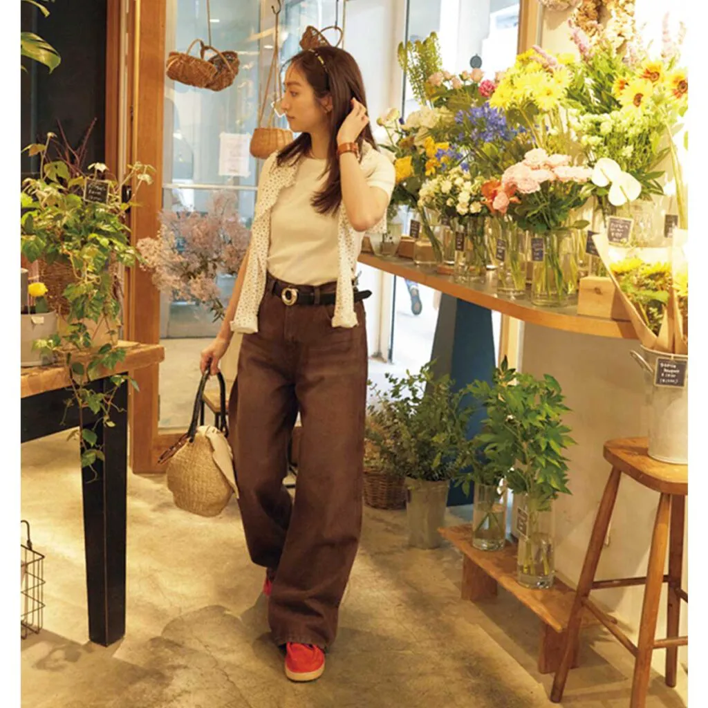 白Tシャツにブラウンのデニムパンツを合わせた秋のデニムコーデ