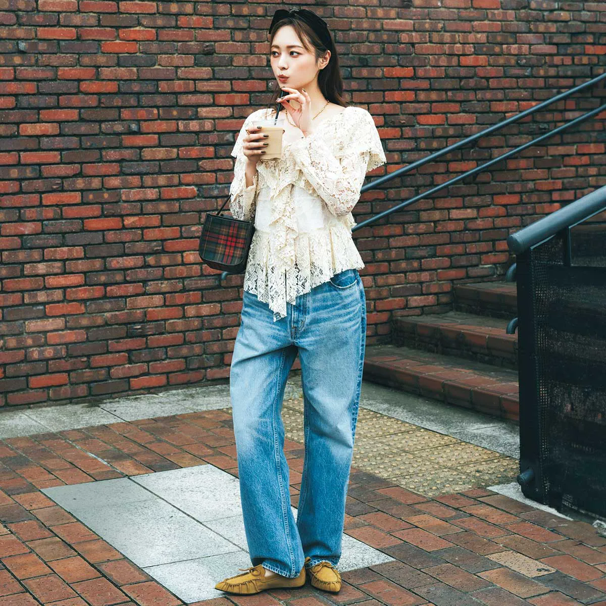 白のレーストップスにブルーのワイドデニムを合わせた秋のデニムコーデ