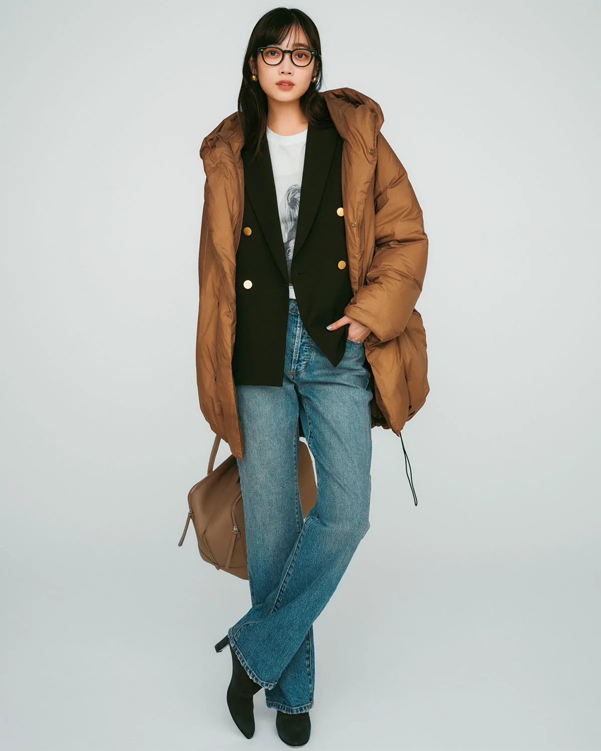 紺のブレザー、ダウンアウター、ブルーのデニムパンツを合わせた冬のデニムコーデ