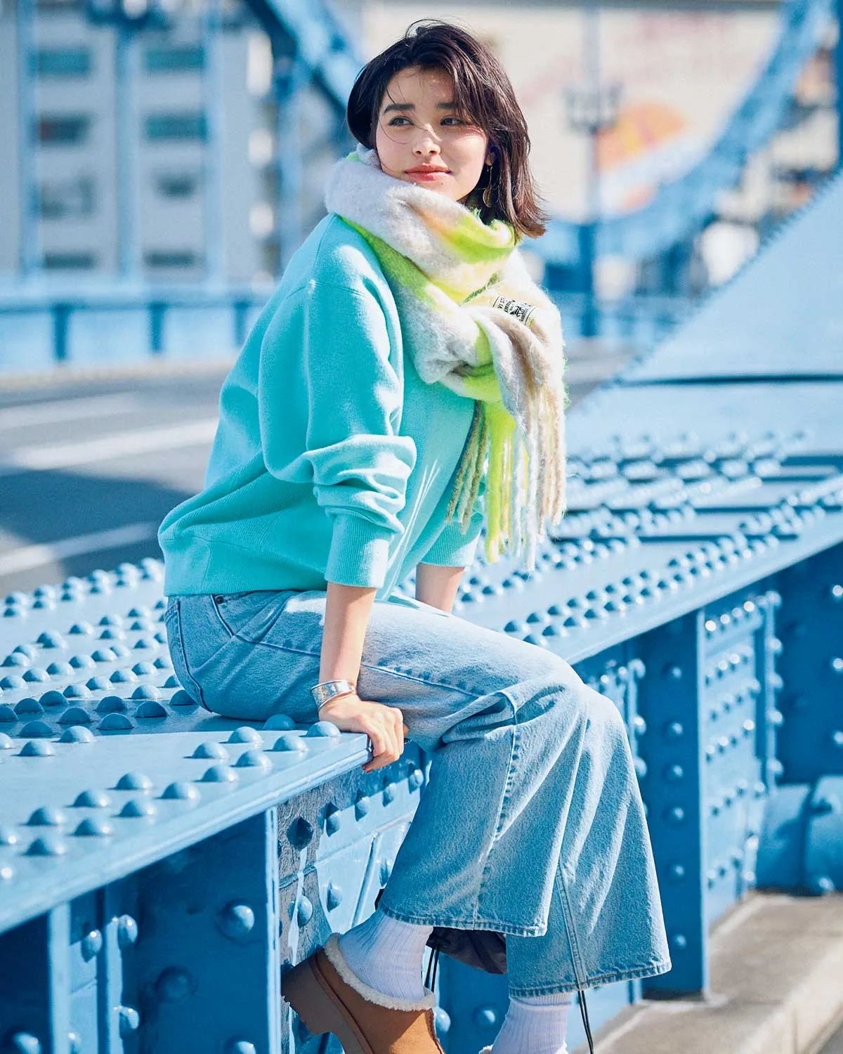 ブルーニットとライトブルーのデニムパンツを合わせた冬のデニムコーデ