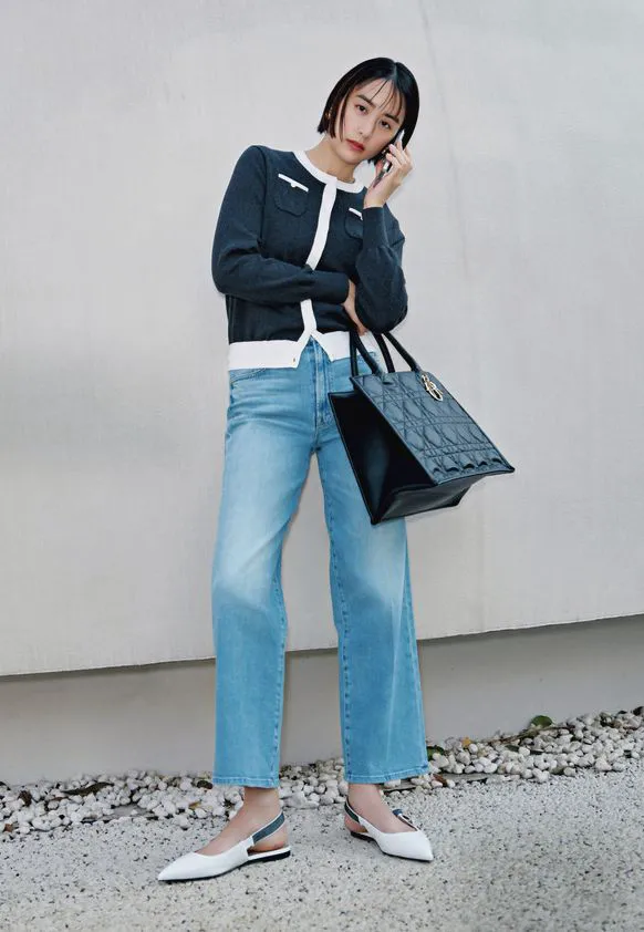 カーディガンとライトブルーデニムパンツを合わせた春のデニムコーデ