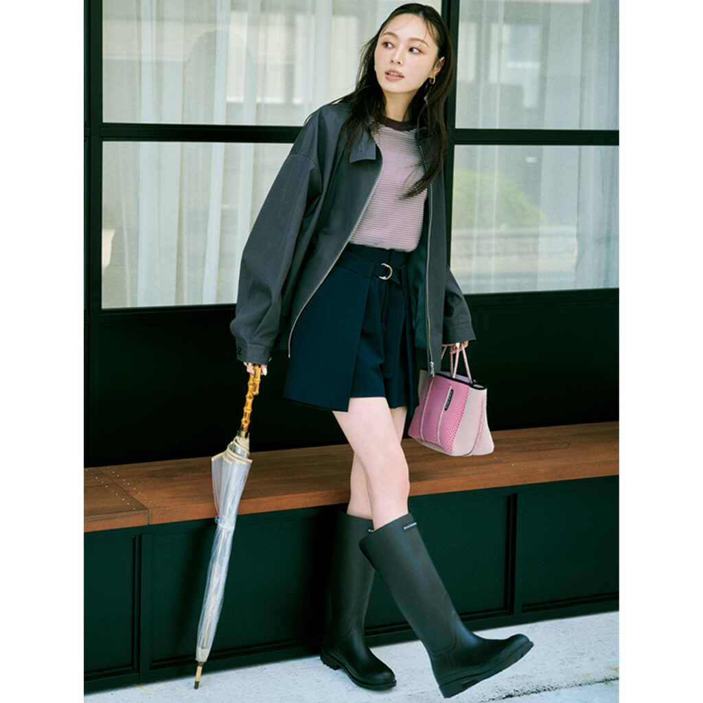 ショートパンツとレインブーツの雨の日コーデ