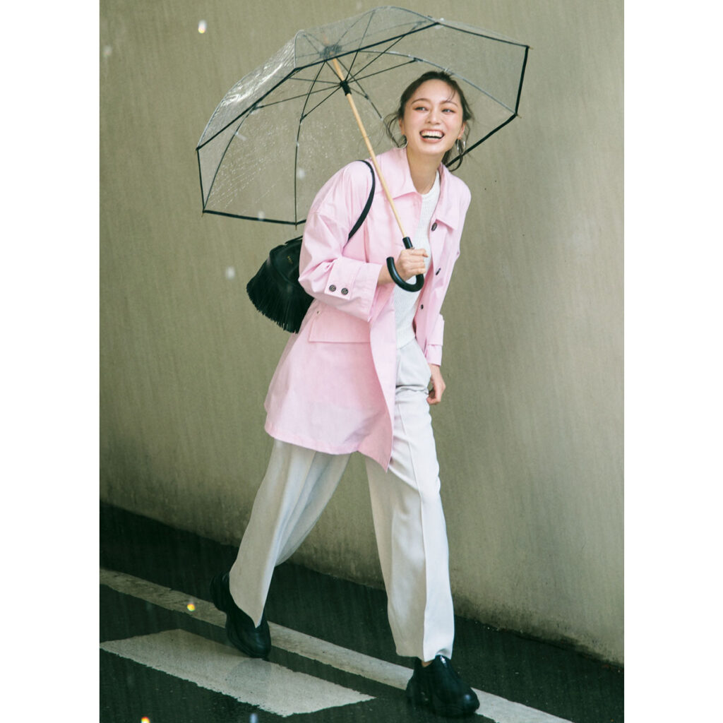 ピンクのレインコートの雨の日コーデ