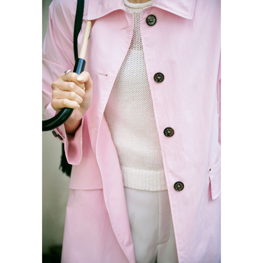 ピンクのレインコート