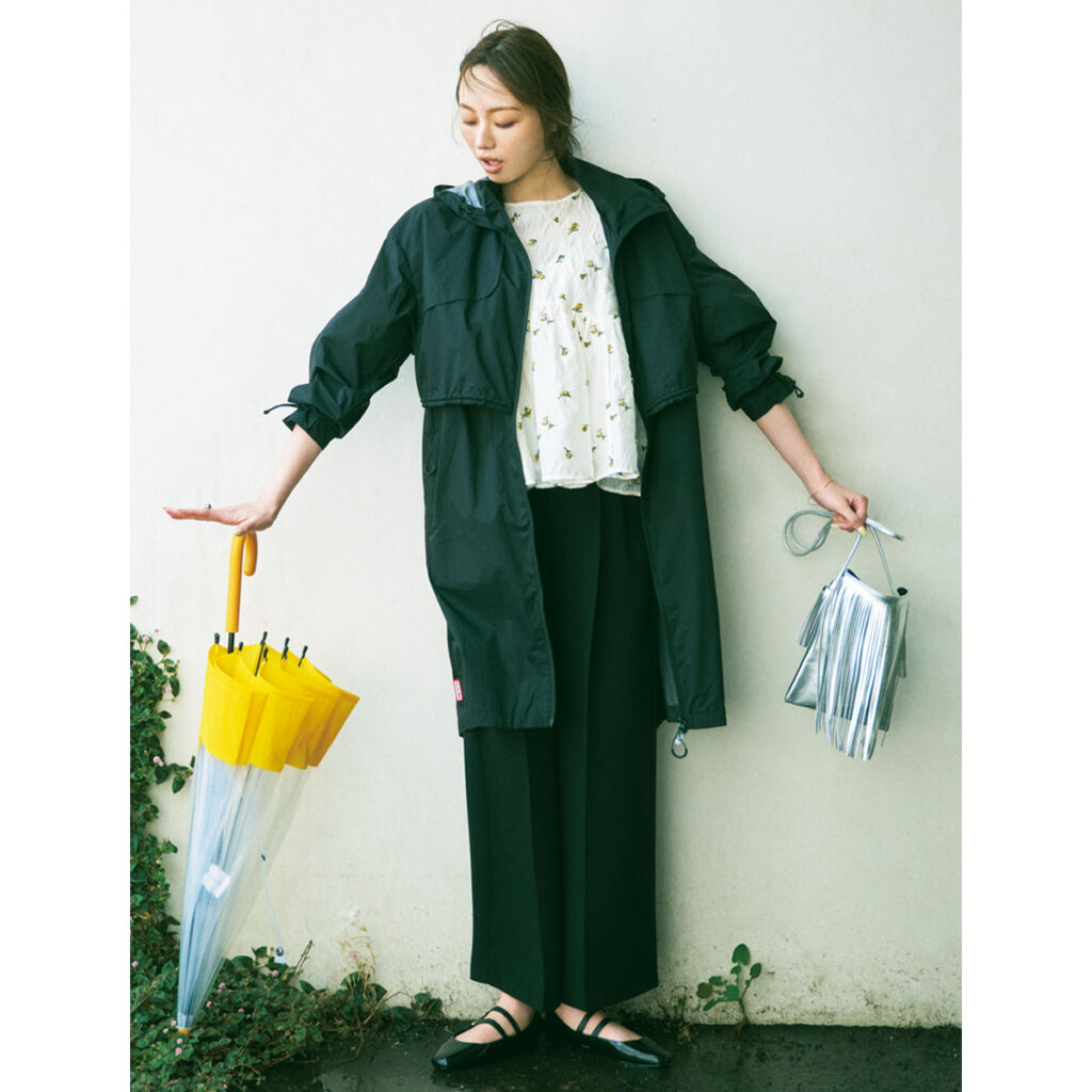 ハンターのレインコートのコーデ