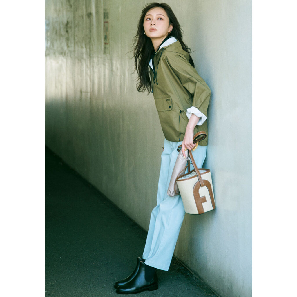 バブアーのショート丈レインコートのコーデ