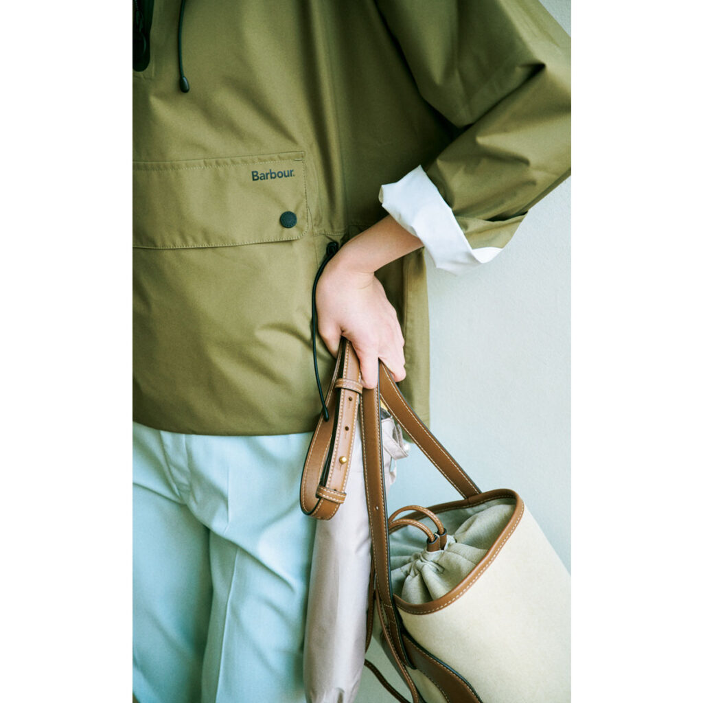 バブアーのショート丈レインコートのコーデ